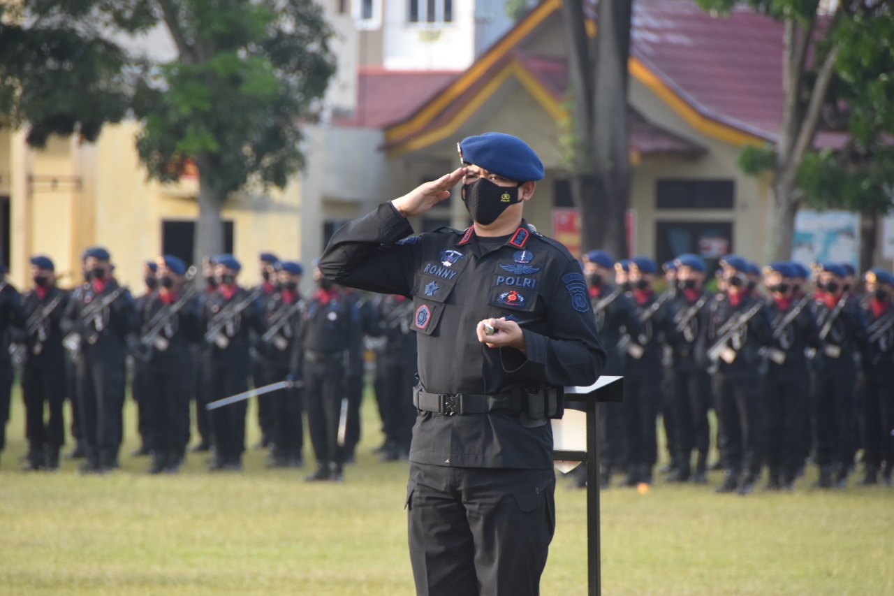 Upacara bendera bulanan di lapangan apel Sat Brimob Polda Riau